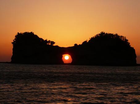 円月島・春分・秋分の時期には、中心部の穴を通して夕日が見える。